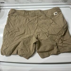 The North Face Short W 6 Hiking Stow zip Pocket Khaki Nylon Outdoor Adventure 4"